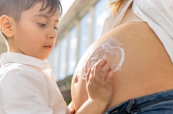 Le soleil, l’enfant et la femme enceinte Le soleil, l’enfant et la femme enceinte